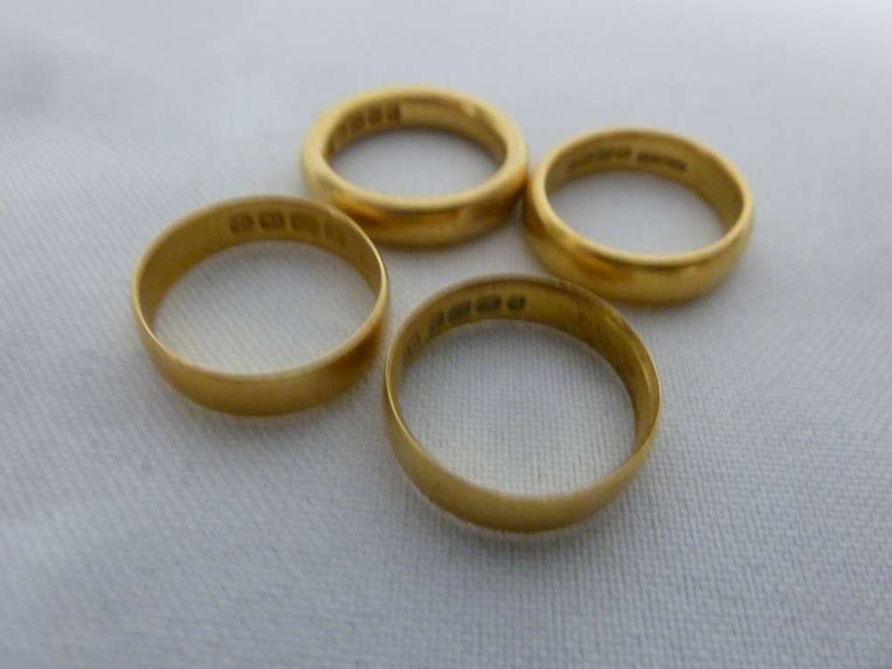 Four 22 ct gold wedding bands