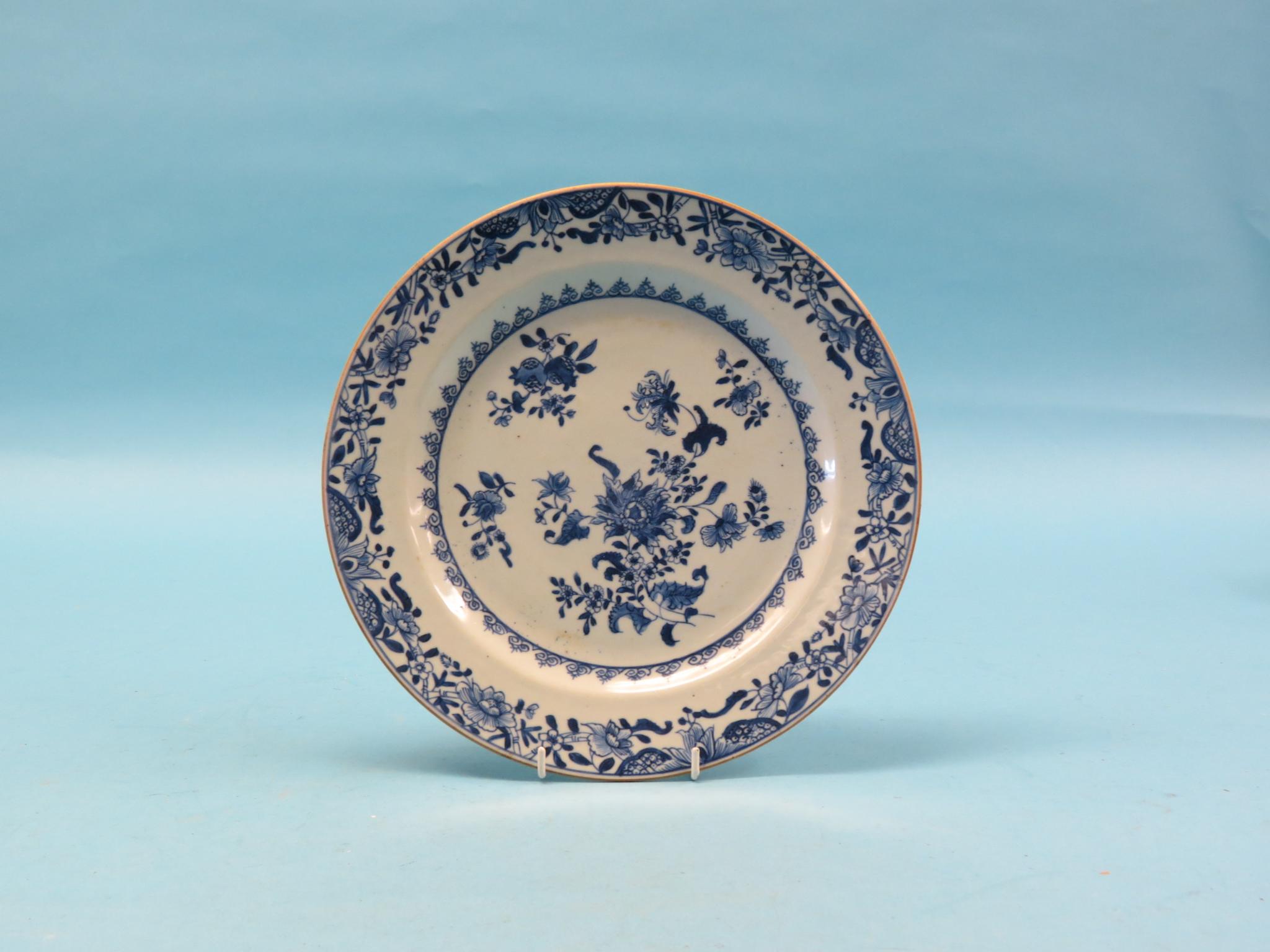 A Chinese export porcelain plate, painted with flowers in blue, 11in.