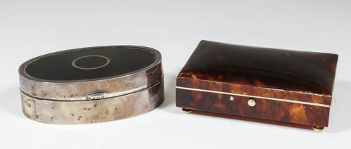 A George V silver and tortoise-shell oval trinket box, 4.75ins x 3.125ins x 1.375ins, by Levi &