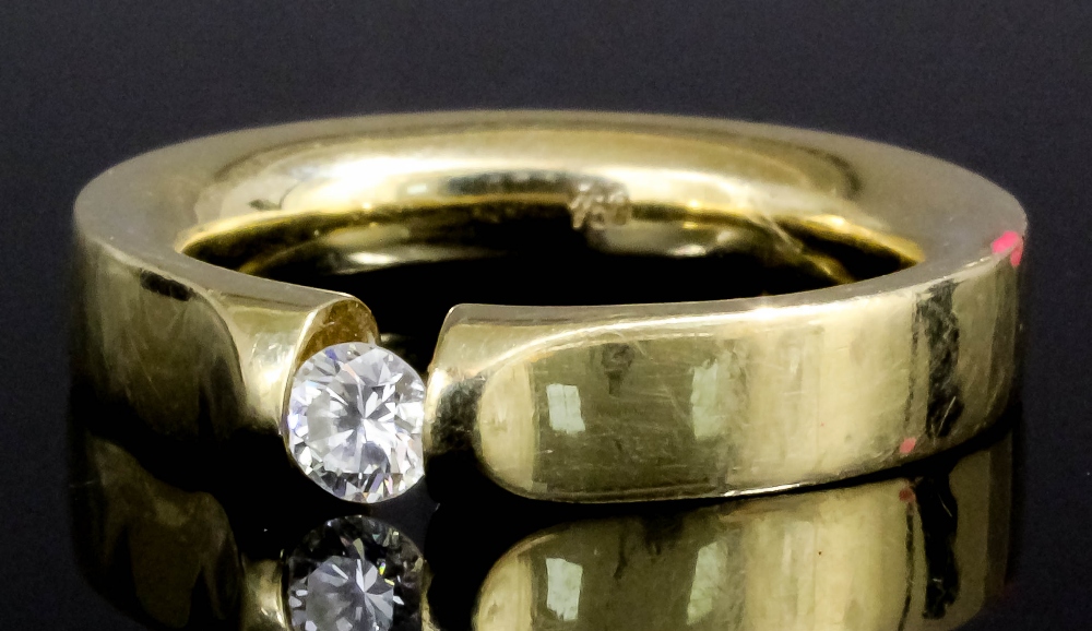 A modern gentleman`s 18ct gold mounted diamond solitaire ring set with a brilliant cut stone