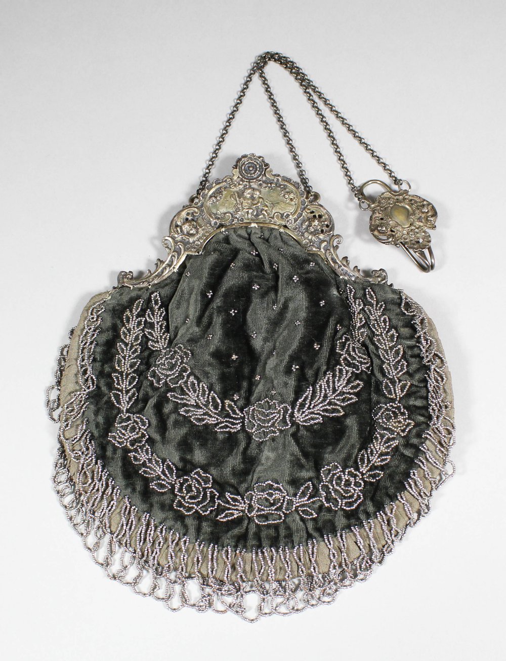 Late 19th/early 20th Century Continental silvery metal mounted evening bag, with swags of flowers