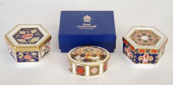 THREE MODERN ROYAL CROWN DERBY JAPAN PATTERN CHINA TRINKET BOXES WITH COVERS, comprising: two