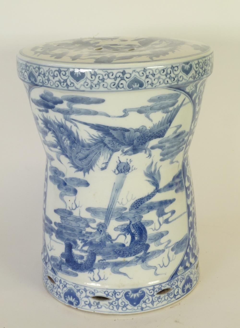 A TWENTIETH CENTURY CHINESE PORCELAIN SEAT OF WAISTED DRUM FORM, painted in underglaze blue with
