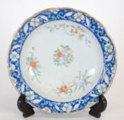 *A NINETEENTH CENTURY CHINESE ENAMELLED POTTERY SAUCER DISH STAND, with scalloped edge and  foot,