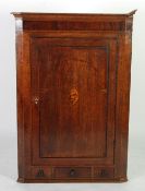 EARLY NINETEENTH CENTURY OAK AND MAHOGANY CROSSBANDED CORNER CUPBOARD, the moulded cornice above a