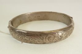 A SILVER FOLIATE ENGRAVED HINGE OPENING BANGLE, Chester 1959, 0.87oz