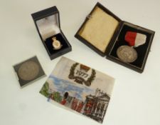 A GEORGE V CROWN COIN, FIVE ELIZABETH II CROWN COINS AND SIX OTHER COINS, AN MH ARMED FORCES GILT