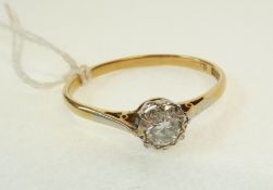 A STAMPED 18CT GOLD SOLITAIRE BRILLIANT CUT DIAMOND RING, illusion set in white metal, with