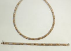 A STAMPED 18CT WHITE GOLD BROAD CHAIN NECKLACE, with alternating s-pattern yellow gold links, WITH
