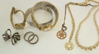 A FINE 9CT GOLD CHAIN NECKLACE, A SILVER MARCASITE BROOCH, VARIOUS GILT METAL CHAINS, A STAMPED