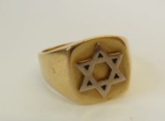 A GENT`S GOLD SIGNET RING, WITH APPLIED WHITE METAL STAR OF DAVID, 7.5g