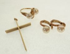 9ct GOLD CROSSOVER RING, set with two cultured pearls, TOGETHER WITH A PAIR OF 9ct GOLD CULTURED