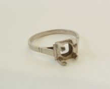 A STAMPED PLATINUM RING, WITH VACANT FOUR PRONG SETTING, 3.6g