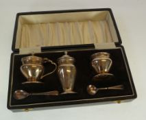 A CASED THREE PIECE SILVER CONDIMENT SET, urn form, with two silver spoons, Birmingham 1959, 3.58oz