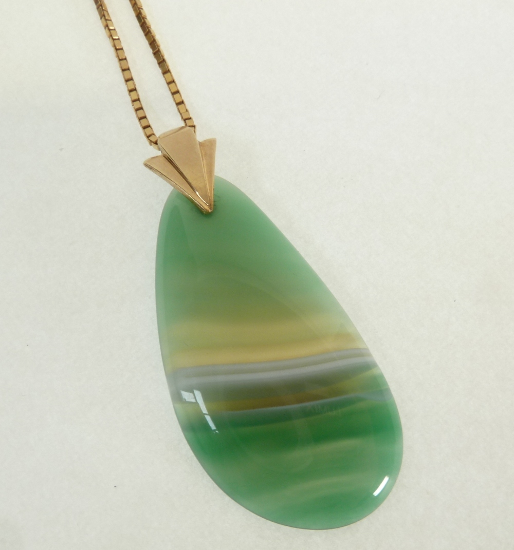 A 9CT GOLD BOX CHAIN NECKLACE, SUSPENDING A GREEN BANDED AGATE DROP PENDANT, ON 9CT GOLD MOUNT,