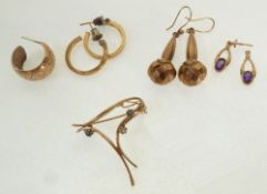 A 9CT GOLD SAPPHIRE AND WHITE STONE SET WHISHBONE BROOCH, A PAIR OF GOLD FACETTED DROP EARRINGS, A