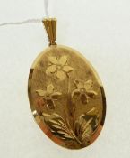 A 9CT GOLD FOLIATED ENGRAVED OVAL LOCKET PENDANT, 7.9g