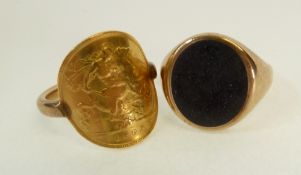 A GENT`S 9CT GOLD RING, SET WITH A SHAPED EDWARD VII (1909) SOVEREIGN, Chester, 6.3g AND A GENT`S