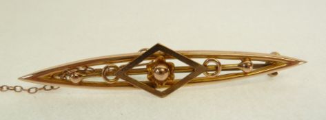 A MARKED 9CT GOLD BAR BROOCH, with floral centre, 2.4g