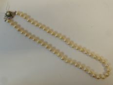 A SINGLE STRAND NECKLACE OF UNIFORM CULTURED PEARLS, WITH 18CT GOLD PEARL AND TURQUOISE SET FLORAL