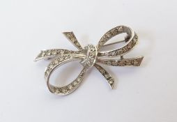 AN 18CT GOLD DIAMOND SET BOW PATTERN BROOCH, set with approx. 44 graduated claw set diamonds, London