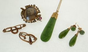 A NEW ZEALAND JADE DROP INGAGLIO PENDANT, engraved with a native figure, with gilt metal mount, on