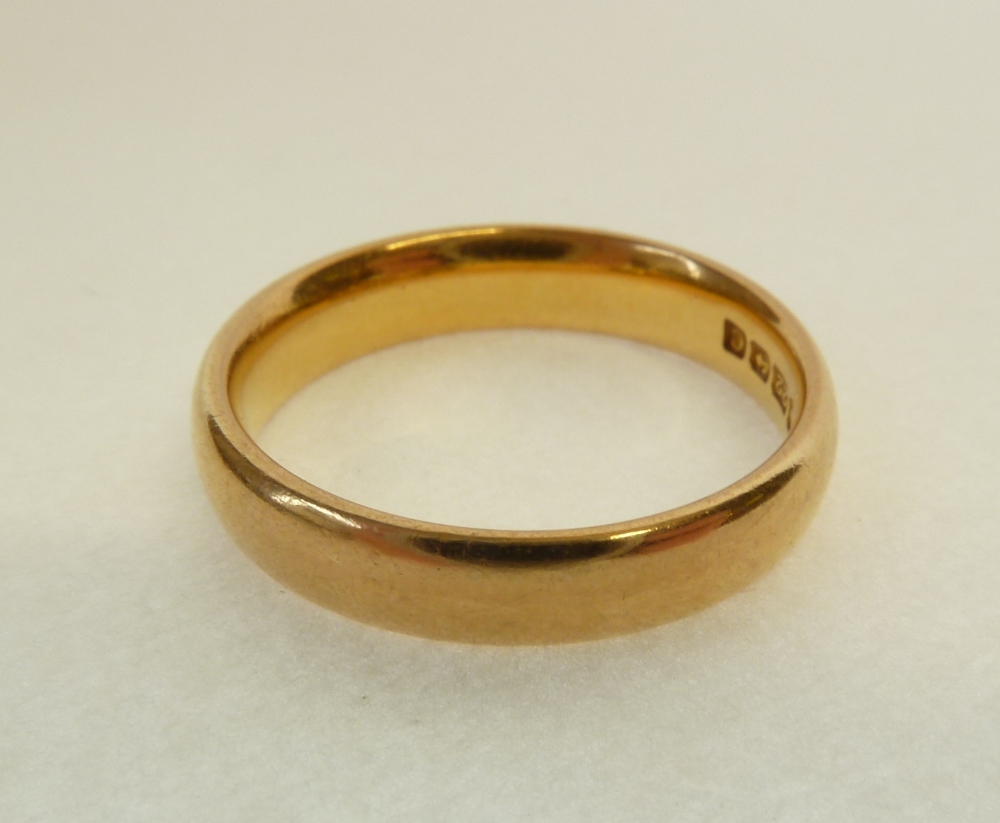 A 22CT GOLD WEDDING RING, Birmingham 1927, 5.3g