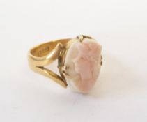 A MARKED 22CT GOLD CAMEO RING, carved with a classical bust, 6.3g