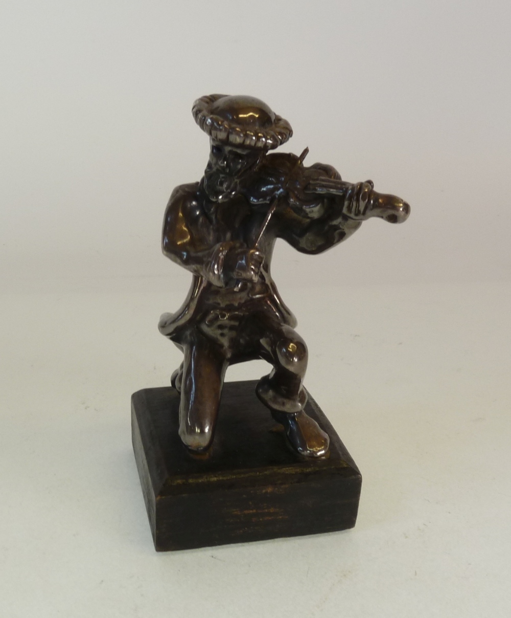 A STAMPED 925 WEIGHTED MODEL OF A JEWISH FIDDLER, on wooden base, 4" (10.2cm) high