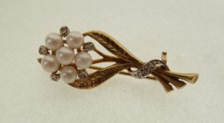 A 9CT GOLD CULTURED PEARL AND DIAMOND FLORAL SPARY BROOCH, set with six pearls in flower form,