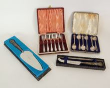*A PIE SLICER AND CHEESE KNIFE, EACH WITH QUEEN`S PATTERN SILVER FILLED HANDLES, Sheffield 1971,