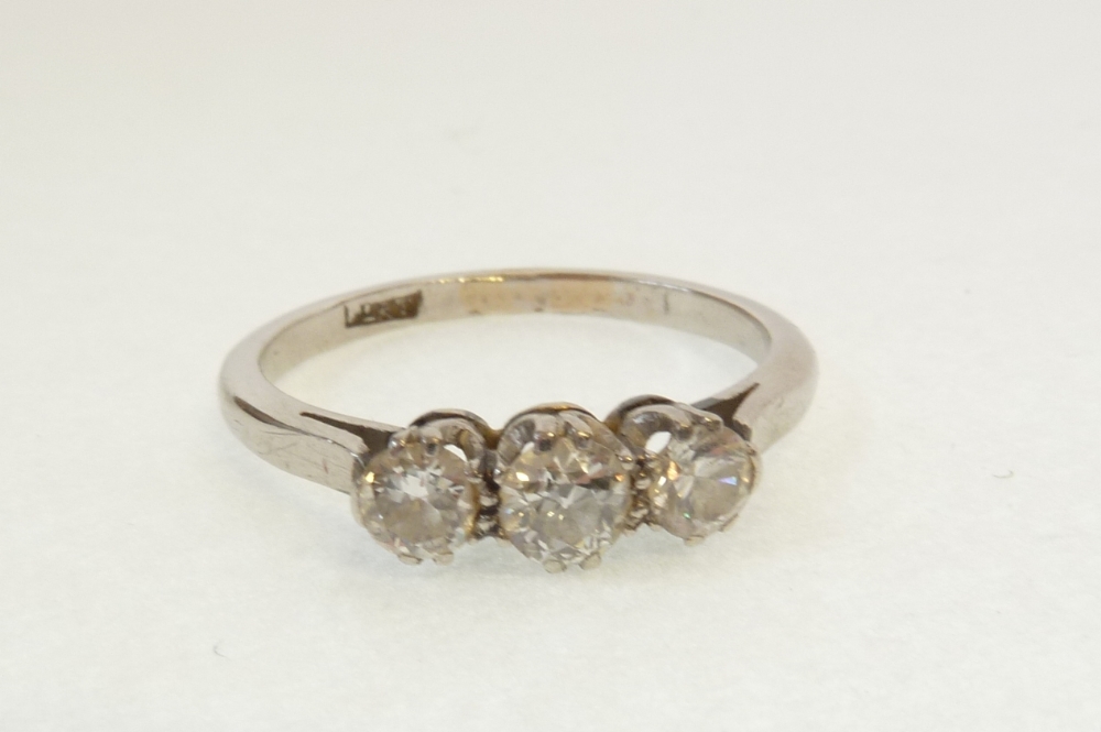 A STAMPED PLATINUM THREE DIAMOND RING, claw set with three graduated old cut diamonds, centre