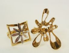 A 9CT GOLD ABSTRACT RING, Birmingham 2004, AND A 9CT GOLD FLOWER PATTERN RING, 7.2g (2)