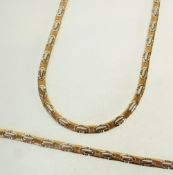 A STAMPED 18CT GOLD BROAD CHAIN NECLACE, with alternating white gold oval articulated links, WITH