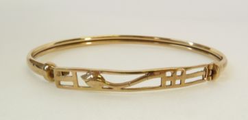 A MODERN HOLLOW 9CT GOLD HINGE OPENING BANGLE, WITH PIERCED MACKINTOSH-SYTLE FRONT, Birmingham, 5g