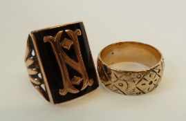 A 9CT GOLD FOLIATE ENGRAVED WEDDING RING, Birmingham 1887, AND A STAMPED 9CT GOLD AND BLACK ENAMEL