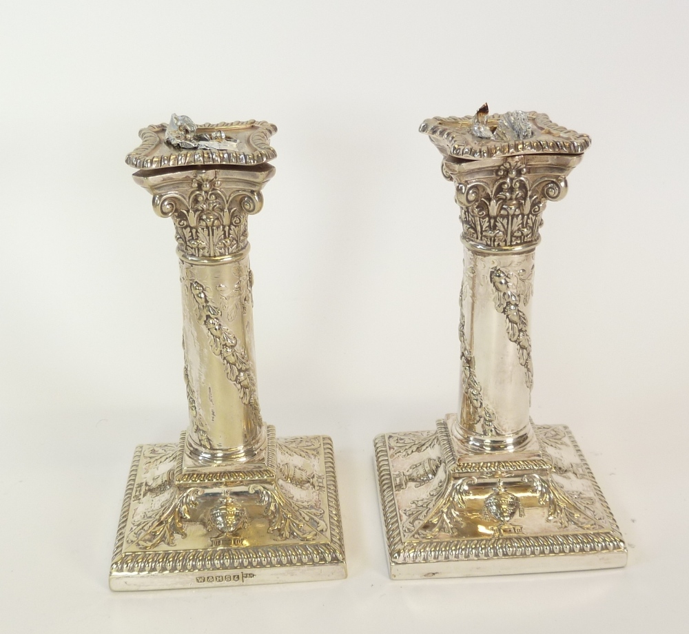 A PAIR OF WALKER & HALL ELECTROPLATED ADAMS STYLE CANDLESTICKS, 6 ¼" (15.8cm) high