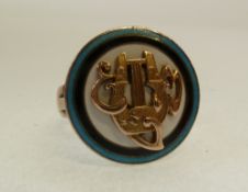 AN EARLY TWENTIETH CENTURY FINNISH GOLD (indistinct mark) SILVER AND ENAMEL `HARPIST`S RING, the