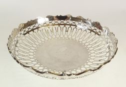 A GEORGE V CUT-CARD PIERCED SILVER SHALLOW BOWL, BY WILLIAM HUTTON & SONS, LTD., with cyma edge,