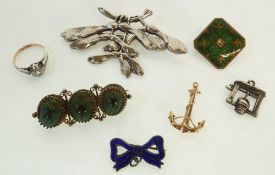 SMALL QUANTITY OF COSTUME JEWELLERY, to include A 9CT GOLD ANCHOR CHARM AND THREE SILVER CHARMS,
