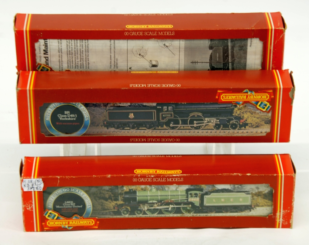 HORNBY RAILWAYS BOXED OO GAUGE LNER CLASS B17 2-6-0  LOCOMOTIVE AND TENDER `MANCHESTER UNITED` in