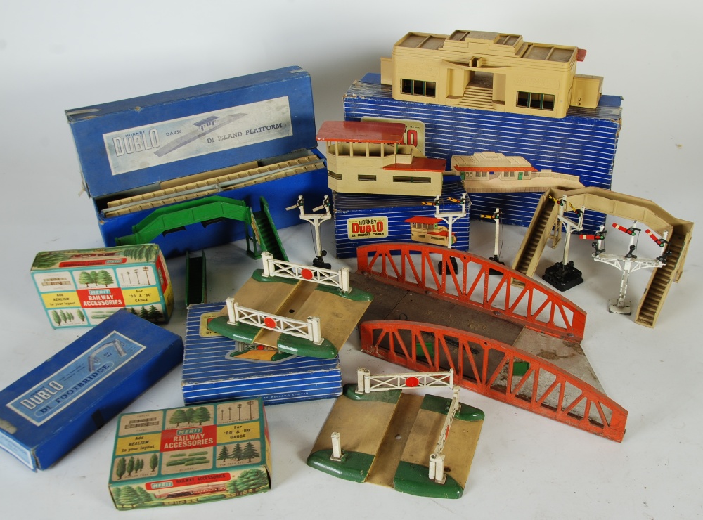 BOXED HORNBY DUBLO D1 THROUGH STATION, also other boxed Island Platform, signal cabin and level