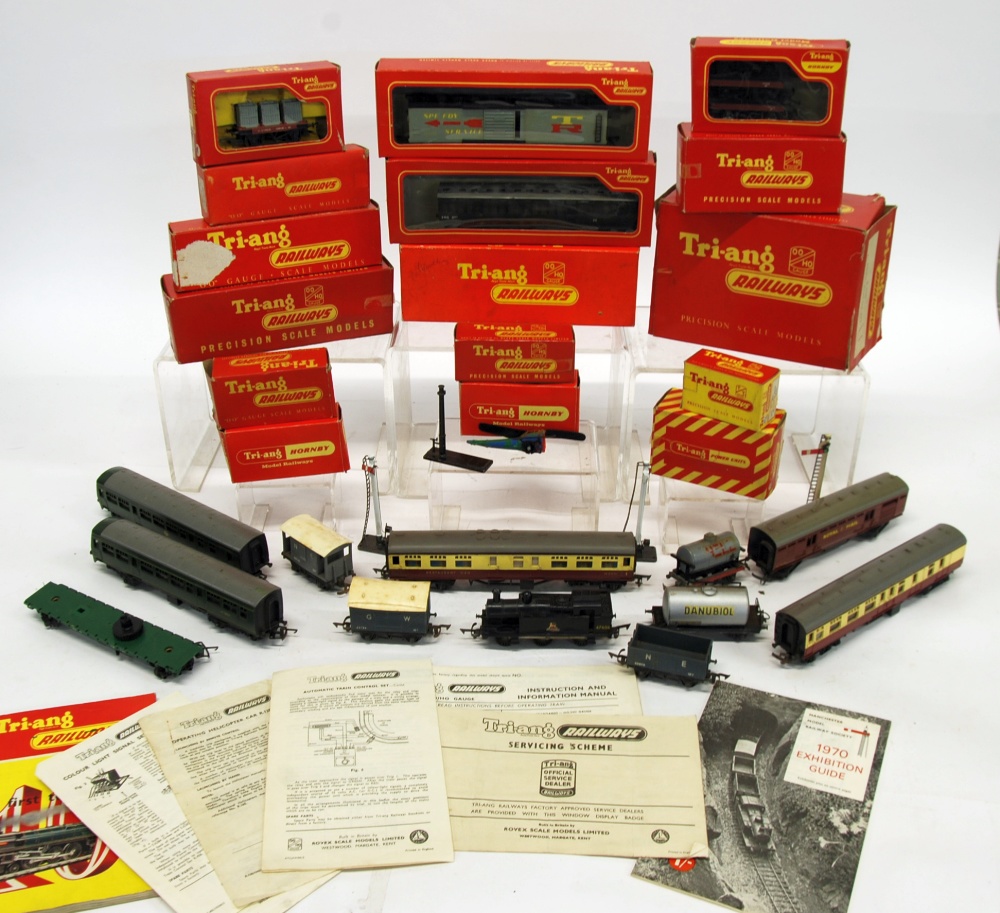 COLLECTION OF TRIANG RAILWAY `OO` MODEL RAIL, boxed items to include; R59 2-6-2 class 3MT tank