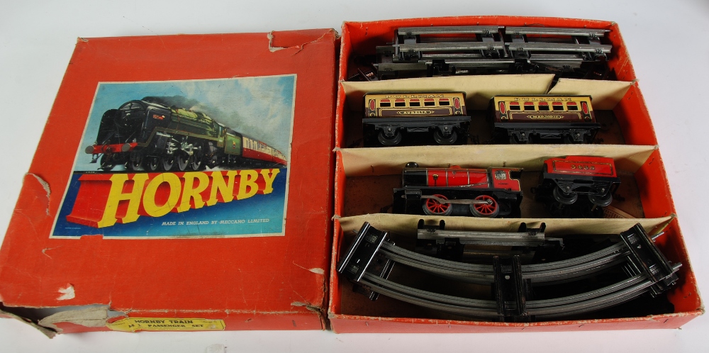 HORNBY TRAINS `O` GAUGE M1 PASSENGER SET AND 1950`s 0-4-0 CLOCKWORK LOCO AND TENDER No. 3435 - red/