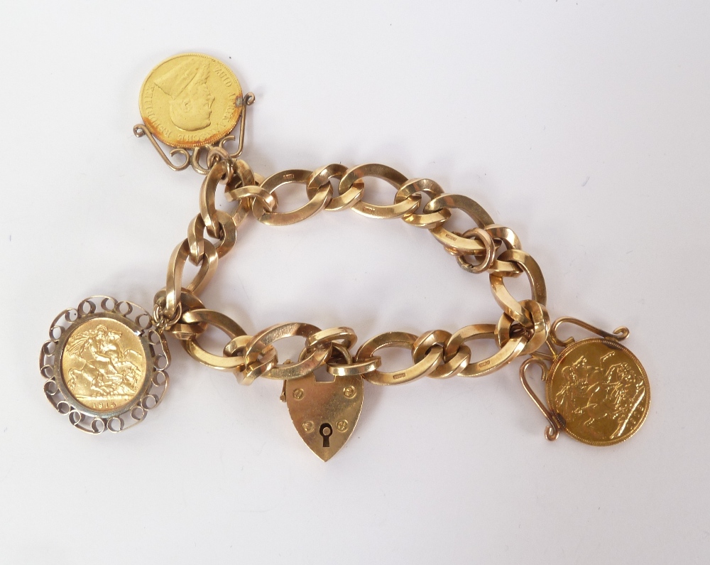 9ct GOLD HEAVY CURB LINK BRACELET, with padlock clasp, suspending a loose mounted George V (1914)