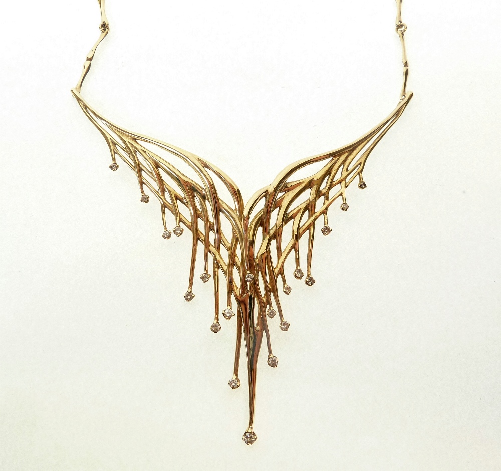 A 14CT GOLD AND DIAMOND NECKLACE, with v-shaped leaf frond pattern front, claw set with twenty