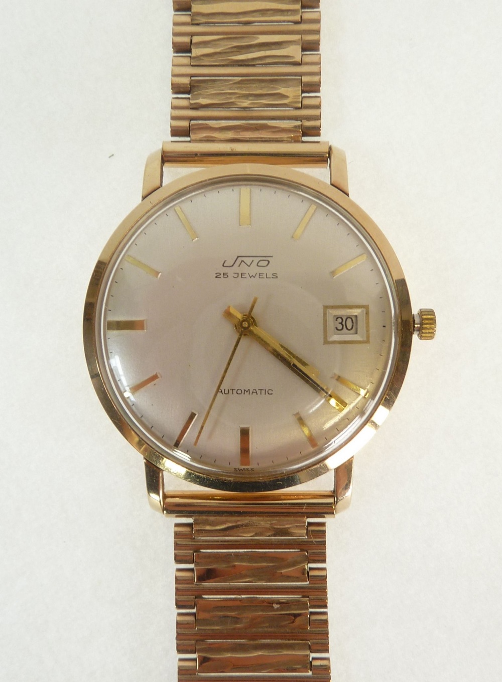 A GENT`S UNO 9CT GOLD WRIST WATH, 25 jewel automatic movement, the circular silvered dial with