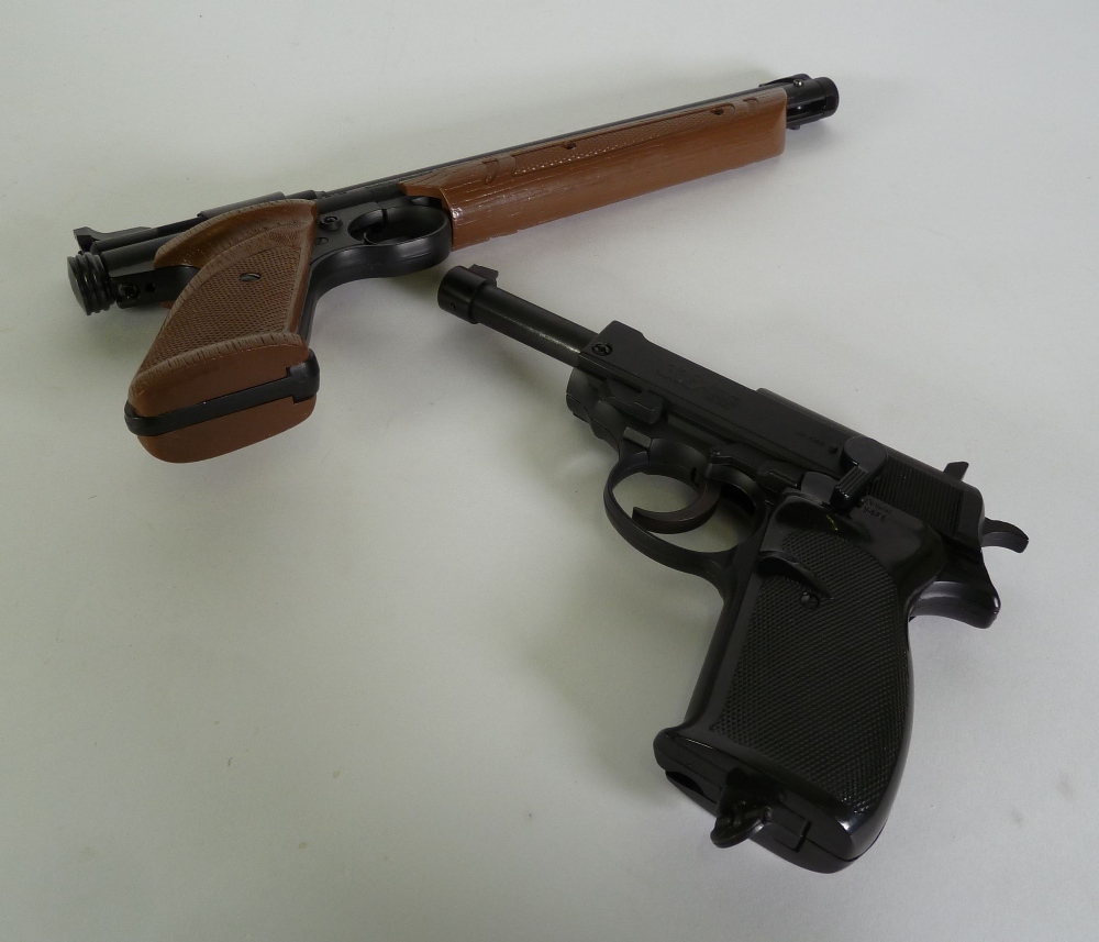 CROSMAN MODELO 338 CO 2 BB AIR GUN, in the form of a German Luger with original instruction