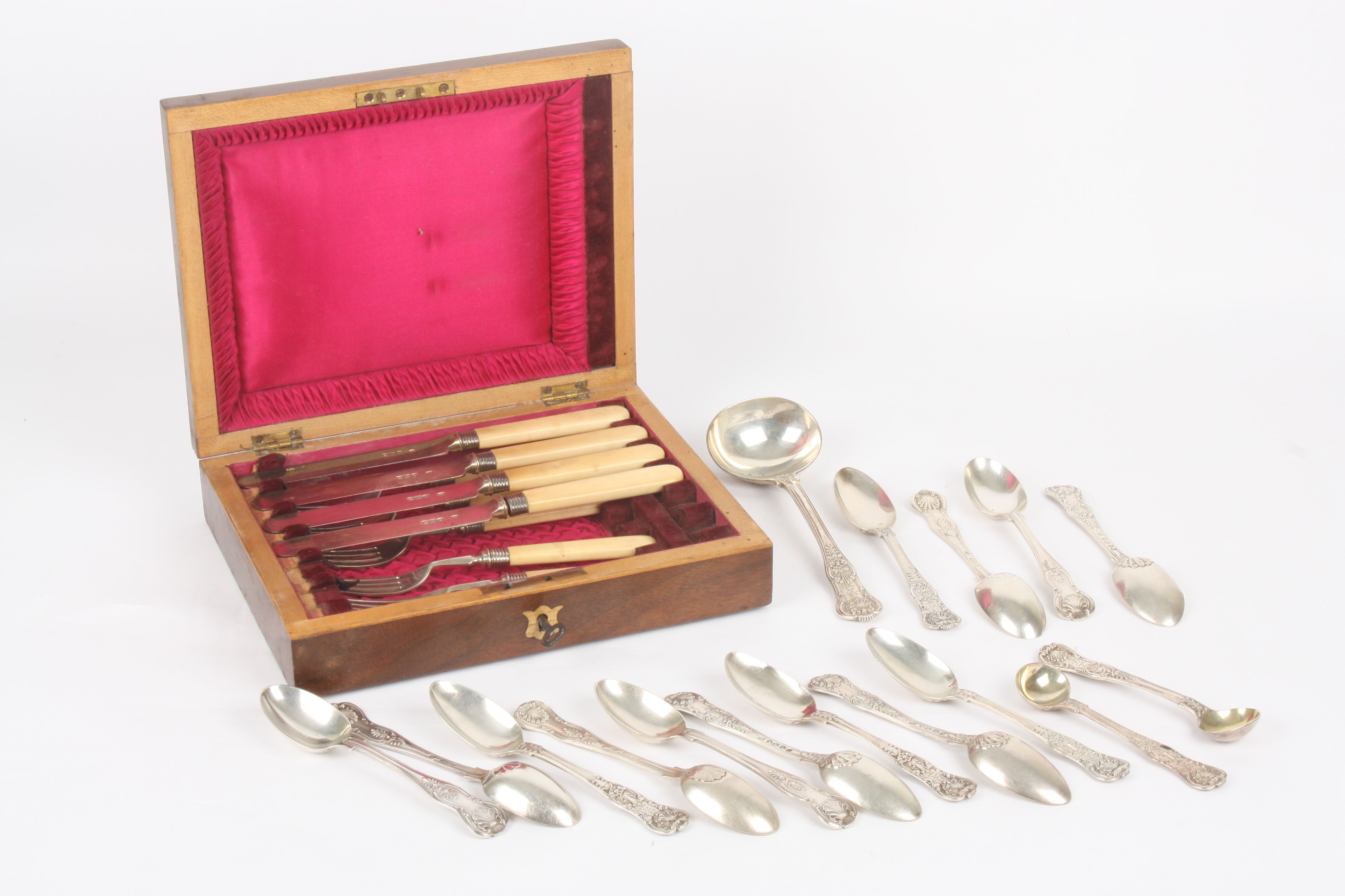 A quantity of silver spoons and boxed cutlery, comprising: 13 small desert spoons, 2 cruet spoons