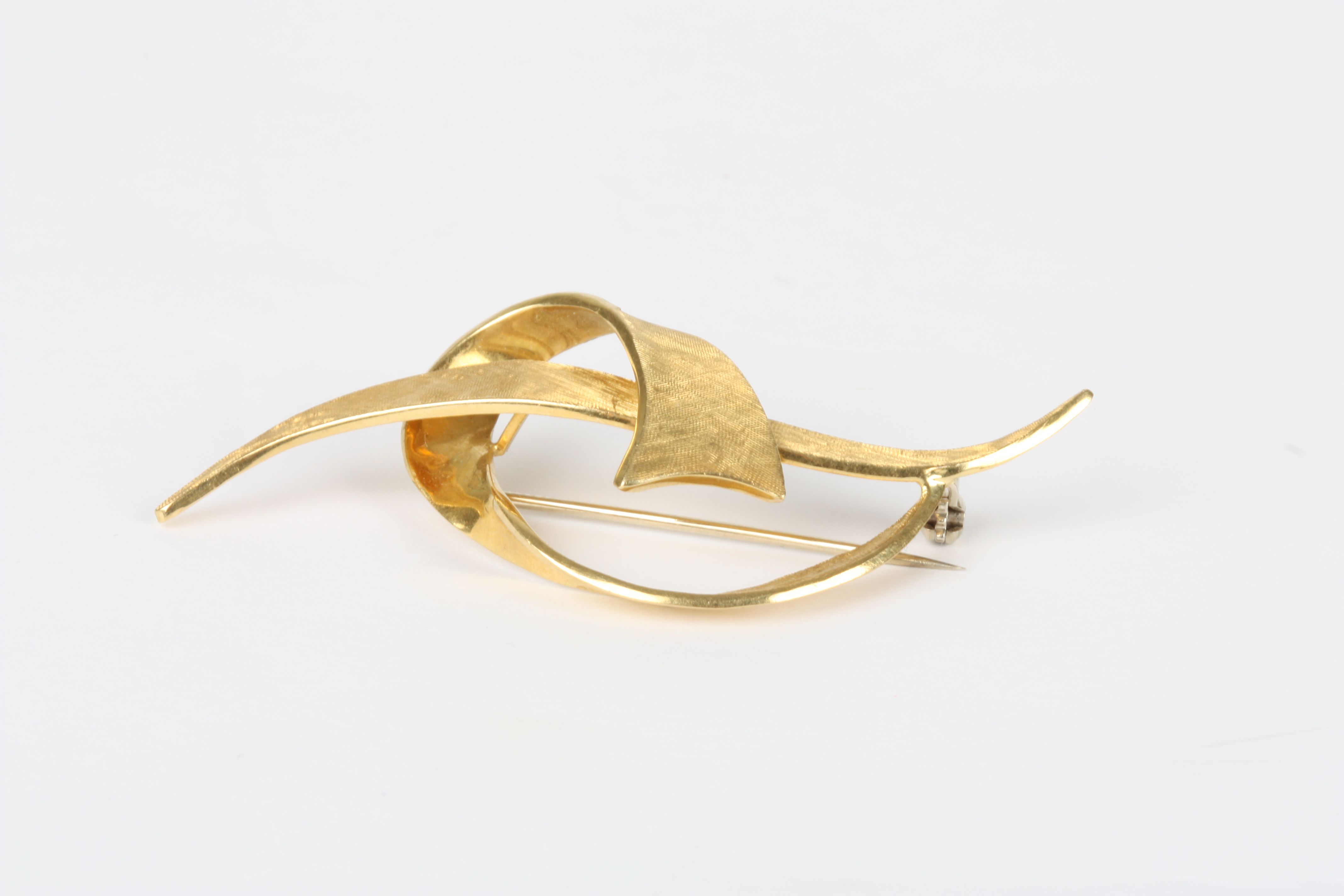 An 18ct gold swirl shaped abstract brooch, 5.3g